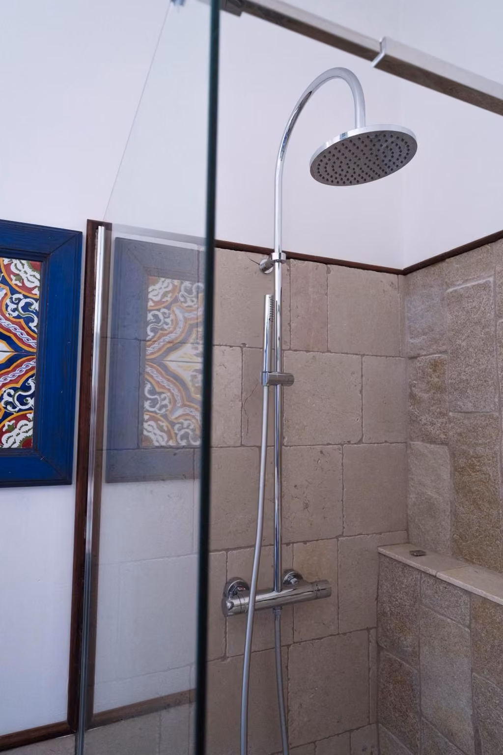 Bagno della camera con doccia e sanitari