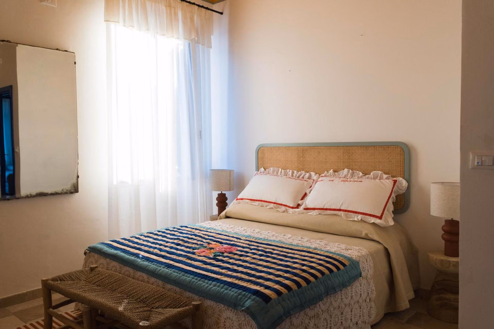 Seconda camera con letto matrimoniale e dettagli mediterranei