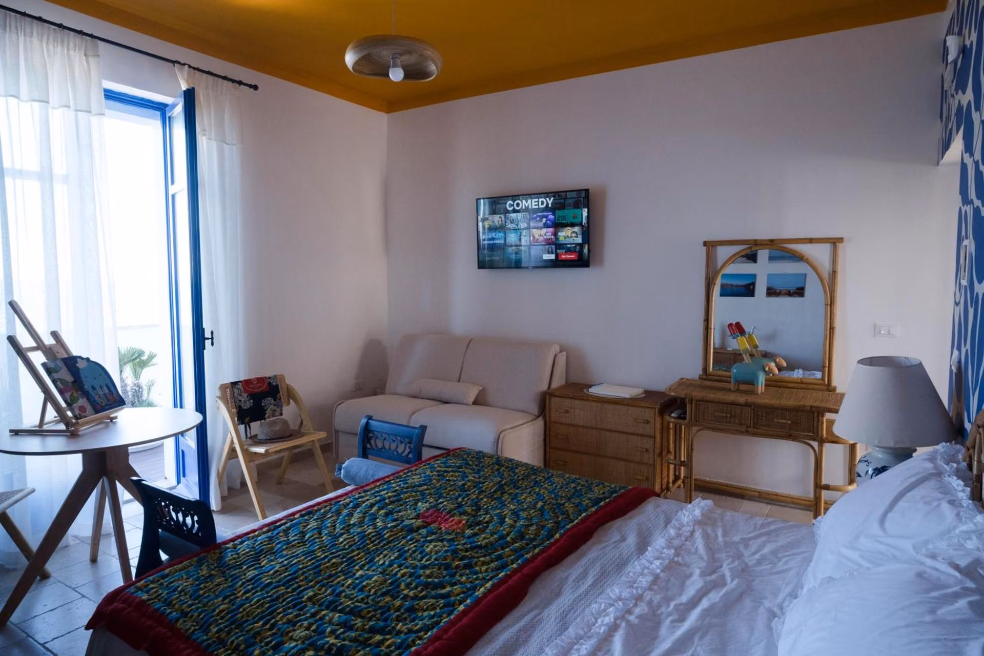 Camera da letto con lenzuola bianche a Le Vajane