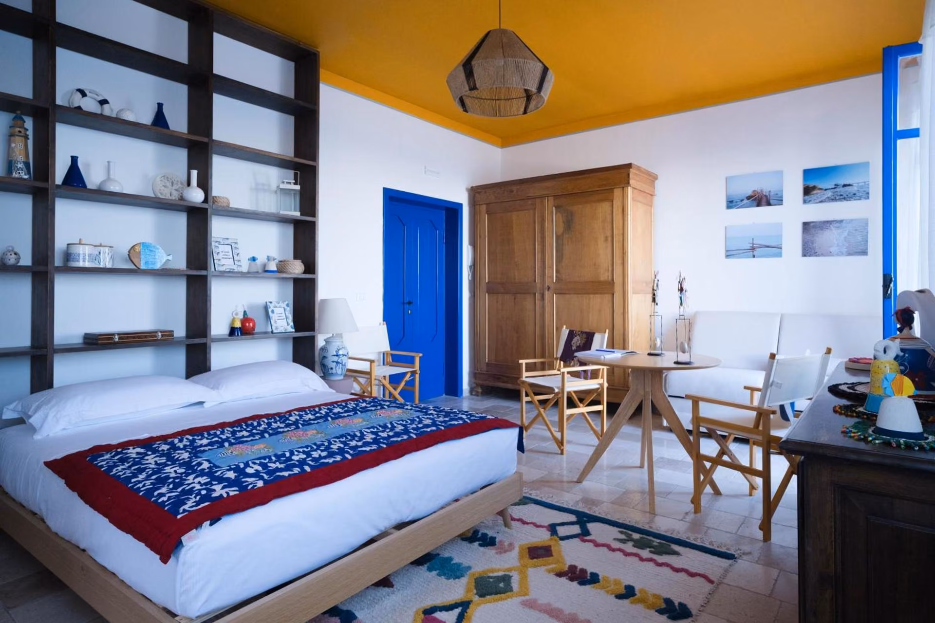 Camera da letto con letto, tavolo e sedie a Le Vajane